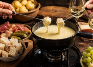 Jak zrobić dobre fondue? Sekrety idealnie ciągnącego się sera i dodatków, które robią różnicę founde