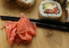 Jaka jest różnica między imbirem różowym a imbirem żółtym? Jeden dodatek do sushi jest często źle rozumiany imbir do sushi